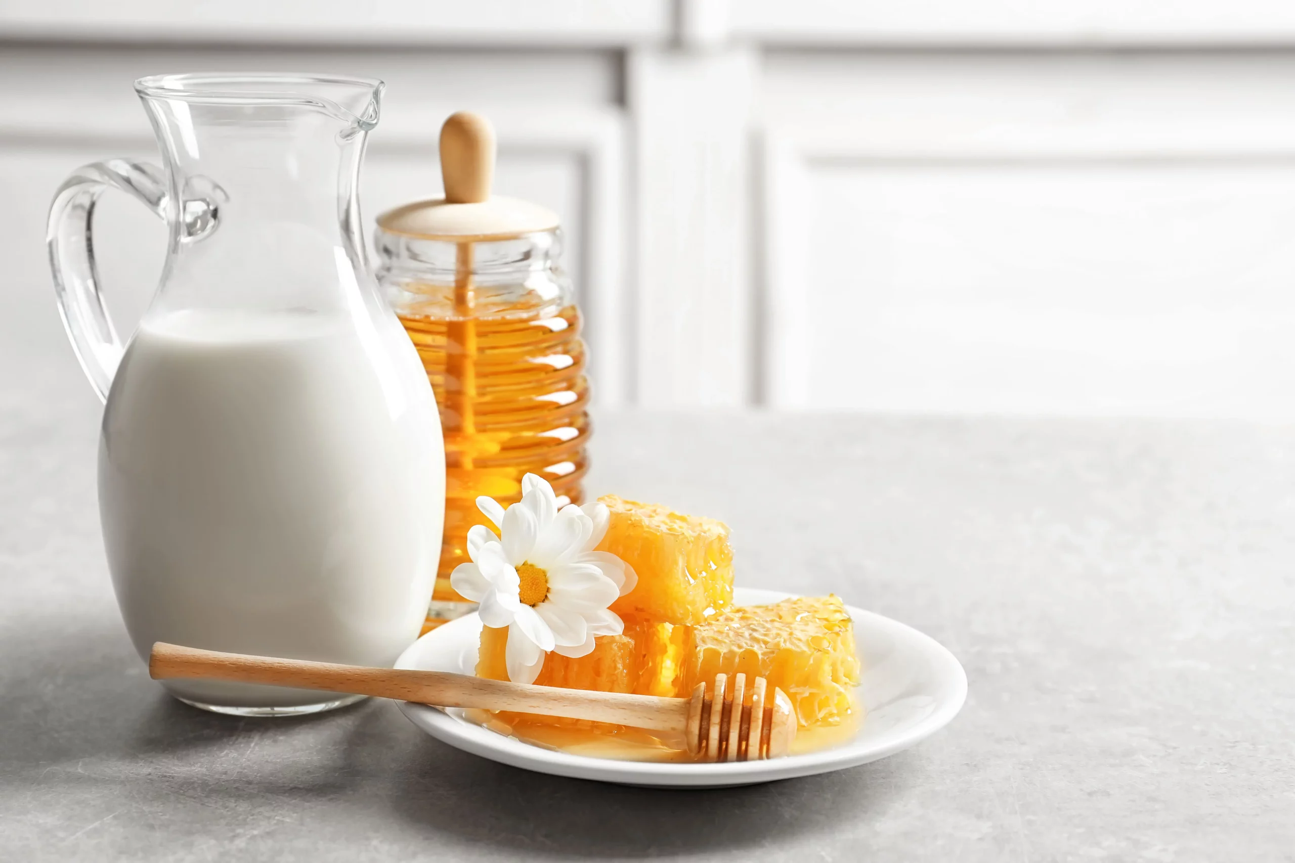 Harnessing_the_Power_of_Milk_and_Honey_Unveiling_Health_Benefits-scaled